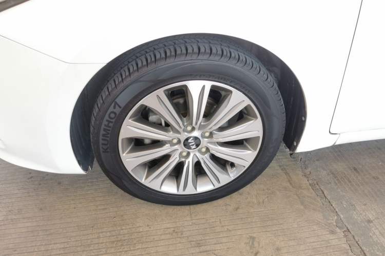 Used Kia K4 2017 1.8L Automatic GLS Special Left Front Wheel Hub