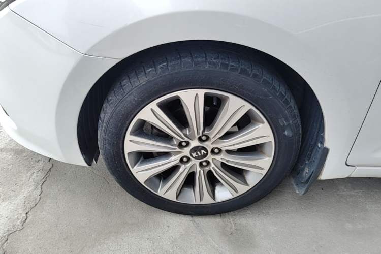 Used Kia K4 2017 1.8L Automatic GLS Special Left Front Wheel Hub