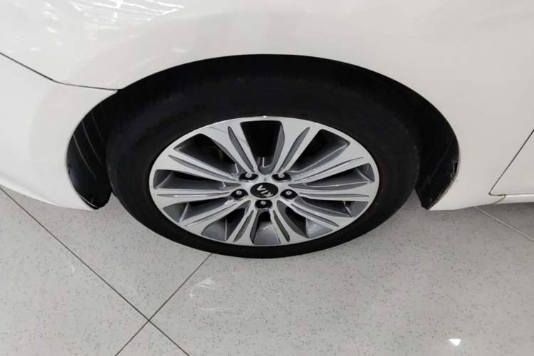 Used Kia K4 2017 1.8L Automatic DLX Special Left Front Wheel Hub