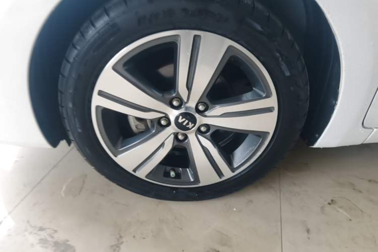 Used Kia K4 2017 1.8L Automatic GLS Special Left Front Wheel Hub