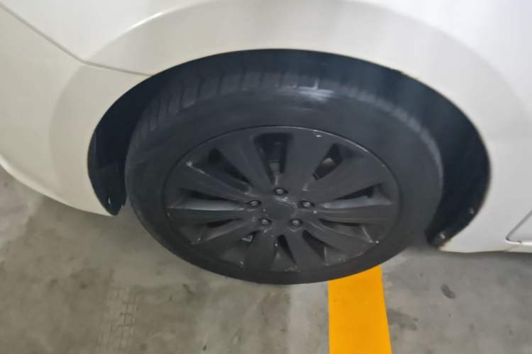 Used Kia K4 2017 1.8L Automatic GLS Special Left Front Wheel Hub