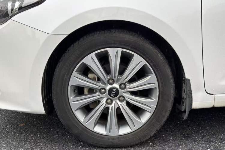 Used Kia K4 2017 1.8L Automatic GLS Special Left Front Wheel Hub