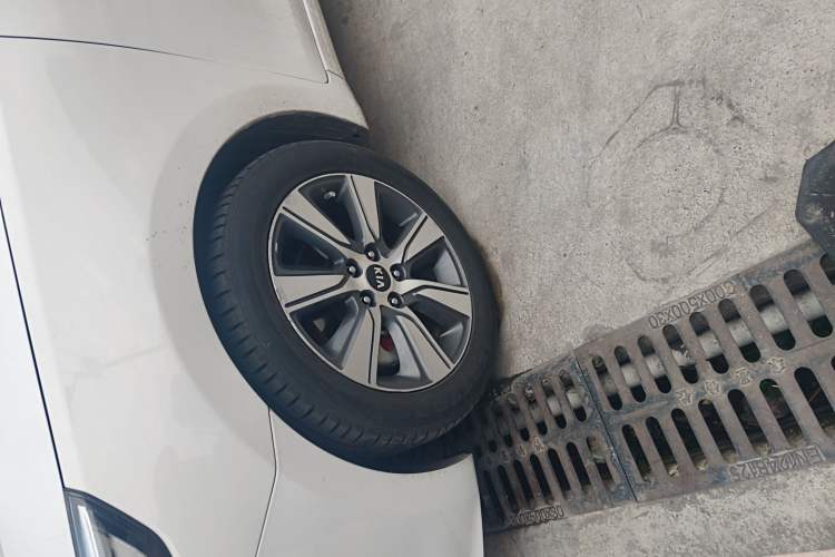 Used Kia K4 2017 1.6T Automatic T-DLX Turbo Left Front Wheel Hub