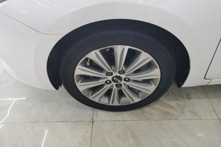 Used Kia K4 2017 1.8L Automatic GLS Special Left Front Wheel Hub