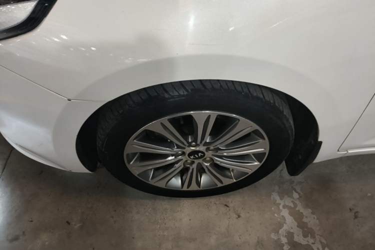 Used Kia K4 2017 1.8L Automatic GLS Special Left Front Wheel Hub
