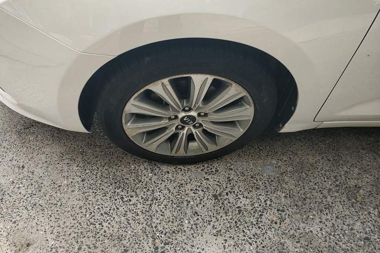 Used Kia K4 2017 1.8L Automatic GLS Special Left Front Wheel Hub