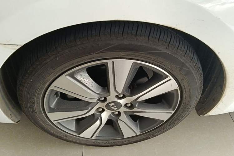 Used Kia K4 2017 1.6T Automatic T-DLX Turbo Left Front Wheel Hub