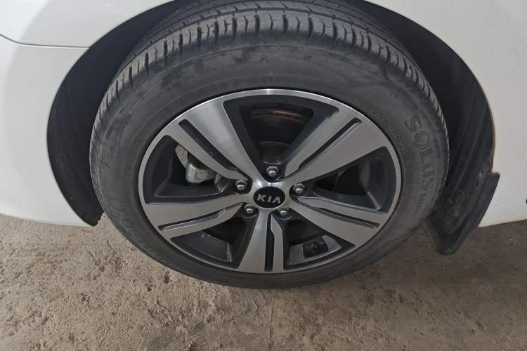 Used Kia K4 2017 1.8L Automatic GLS Special Left Front Wheel Hub