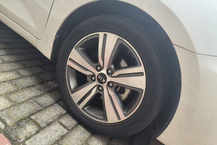 Used Kia K4 2017 1.8L Automatic DLX Special Right Front Wheel Hub