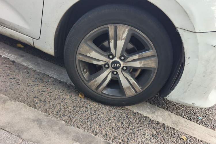 Used Kia K4 2017 1.8L Automatic GLS Special Right Front Wheel Hub