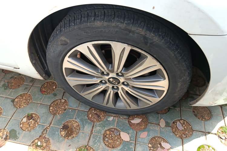 Used Kia K4 2017 1.8L Automatic GLS Special Right Front Wheel Hub