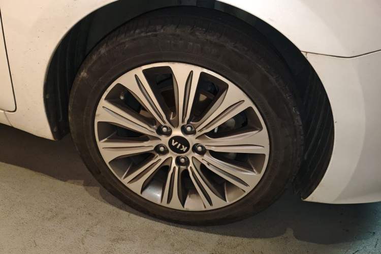 Used Kia K4 2017 1.8L Automatic GLS Special Right Front Wheel Hub