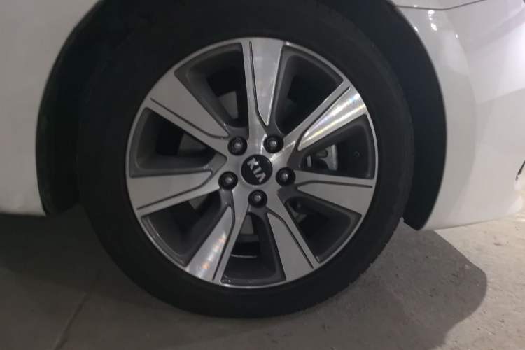 Used Kia K4 2017 1.6T Automatic T-DLX Turbo Right Front Wheel Hub