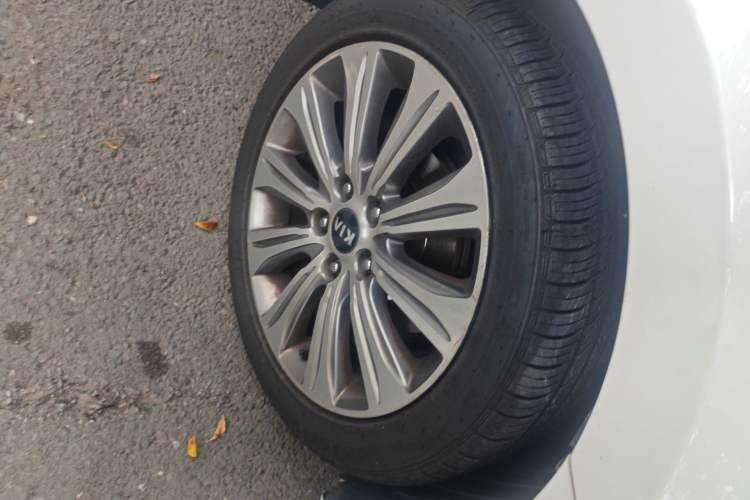 Used Kia K4 2017 1.8L Automatic GLS Special Right Front Wheel Hub