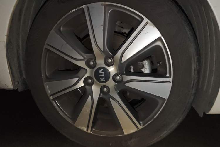 Used Kia K4 2017 1.6T Automatic T-DLX Turbo Right Front Wheel Hub