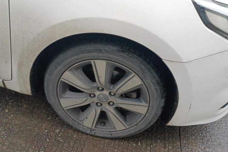 Used Kia K4 2017 1.6T Automatic T-DLX Turbo Right Front Wheel Hub
