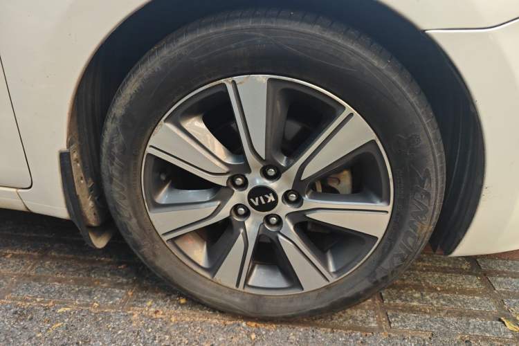 Used Kia K4 2017 1.6T Automatic T-DLX Turbo Right Front Wheel Hub