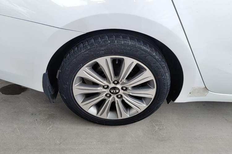 Used Kia K4 2017 1.8L Automatic GLS Special Right Rear Wheel Hub