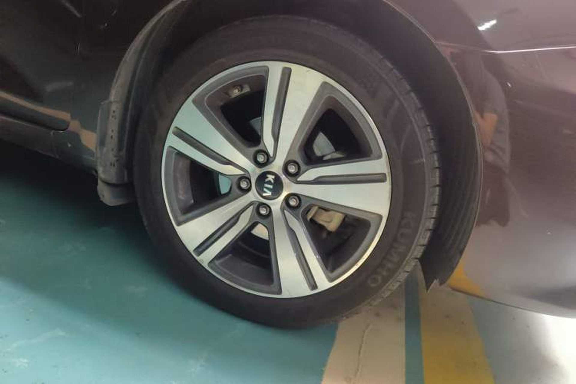 Used Kia K4 2017 1.8L Automatic GLS Special Right Front Wheel Hub