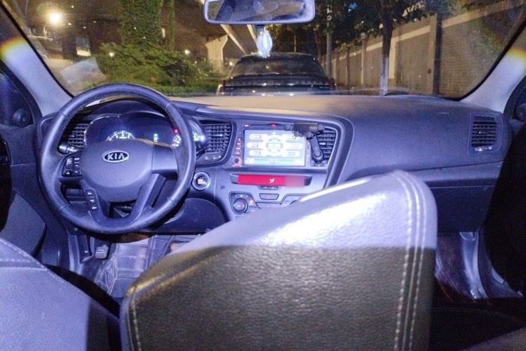 Used Kia K5 2011 2.0L Automatic DLX Center Console