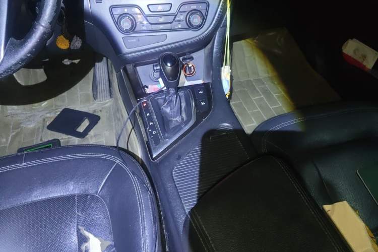 Used Kia K5 2011 2.0L Automatic GLS Gear Lever
