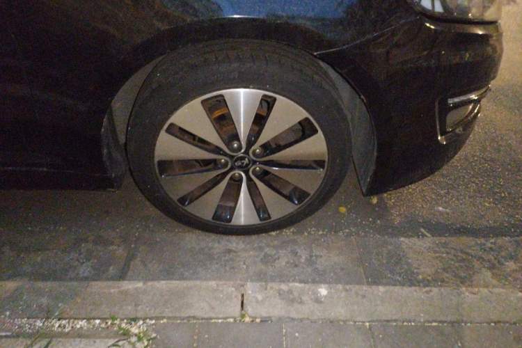 Used Kia K5 2011 2.0L Automatic DLX Right Front Wheel Hub