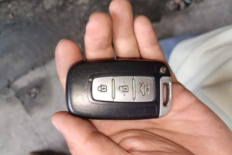 Used Kia K5 2011 2.0L Automatic DLX Vehicle Key