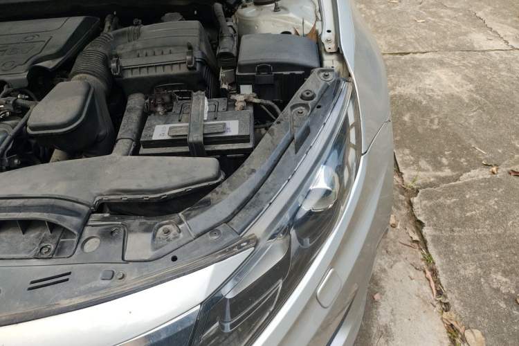 Used Kia K5 2011 2.0L Automatic Premium Engine Bay Left