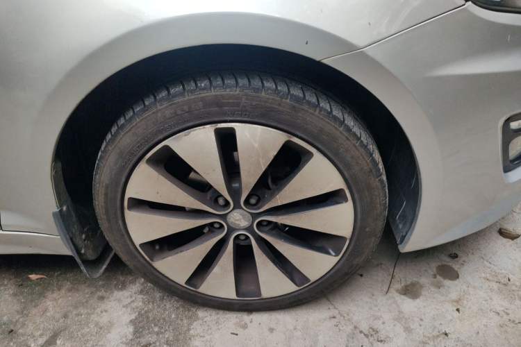 Used Kia K5 2011 2.0L Automatic Premium Right Front Wheel Hub