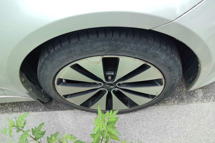 Used Kia K5 2011 2.0L Automatic DLX Right Front Wheel Hub