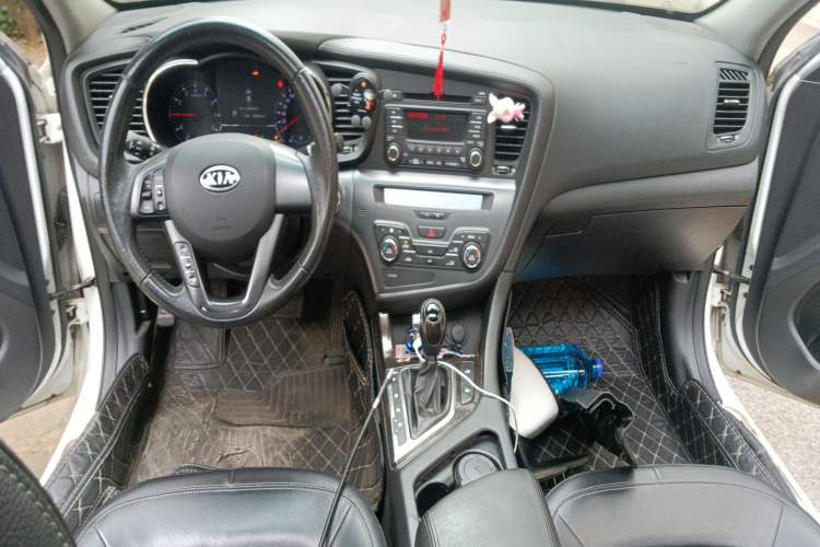 Used Kia K5 2011 2.0L Automatic DLX Center Console