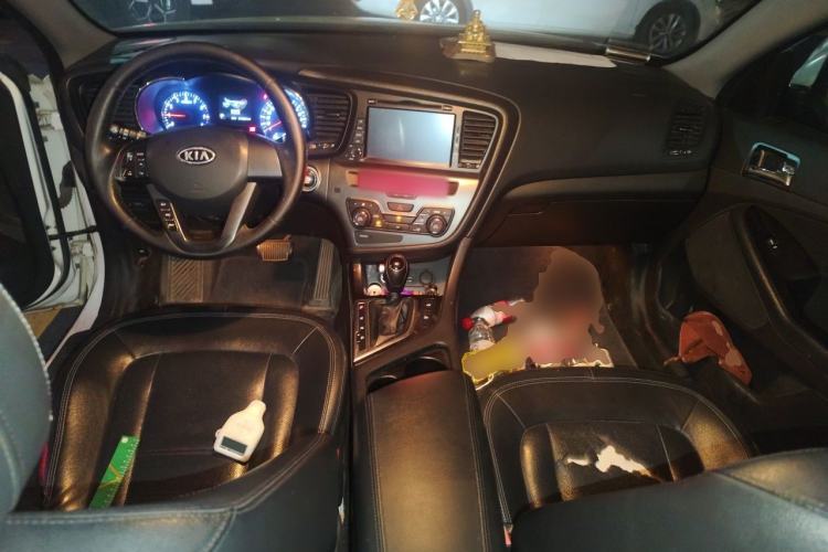 Used Kia K5 2011 2.0L Automatic DLX Center Console
