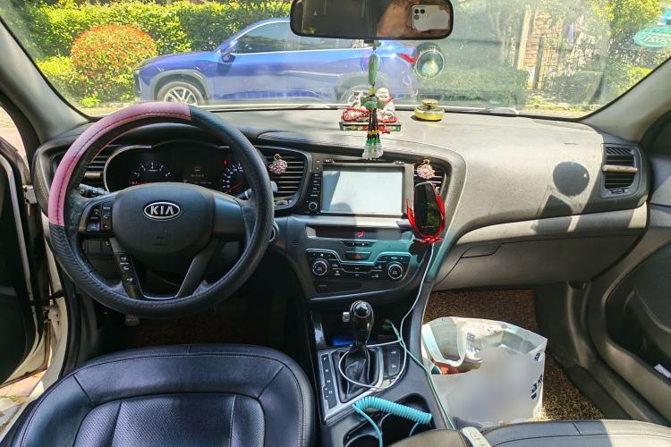 Used Kia K5 2011 2.0L Automatic DLX Center Console