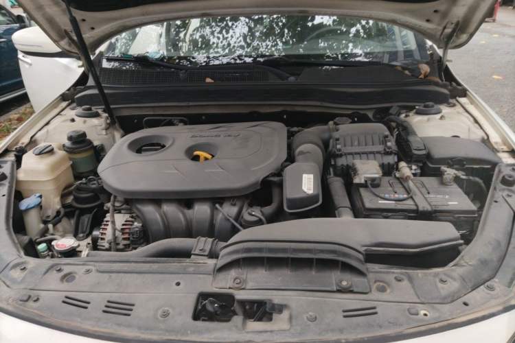 Used Kia K5 2011 2.0L Automatic DLX Engine Bay