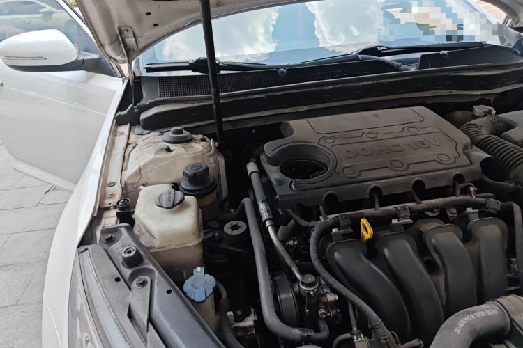 Used Kia K5 2011 2.0L Automatic DLX Engine Bay Right