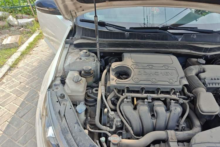 Used Kia K5 2011 2.0L Automatic DLX Engine Bay Right