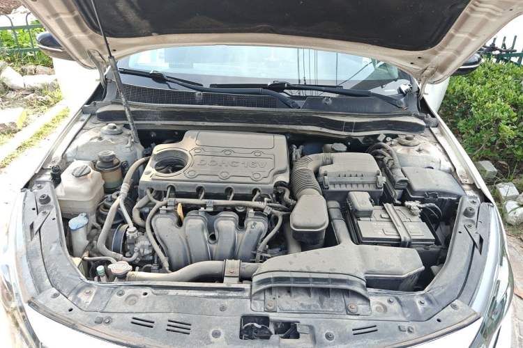 Used Kia K5 2011 2.0L Automatic DLX Engine Bay