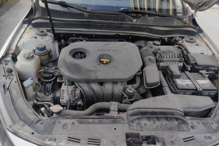 Used Kia K5 2011 2.0L Automatic DLX Engine Bay