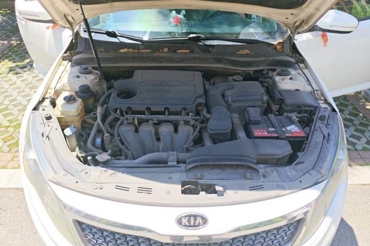 Used Kia K5 2011 2.0L Automatic DLX Engine Bay