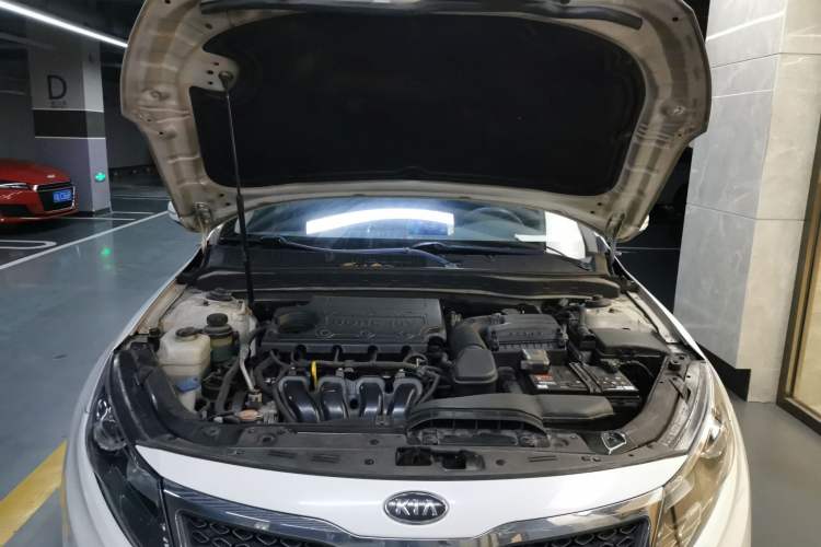 Used Kia K5 2011 2.0L Automatic DLX Engine Bay