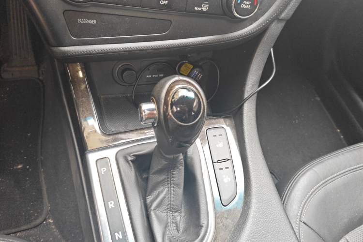 Used Kia K5 2011 2.0L Automatic GLS Gear Lever