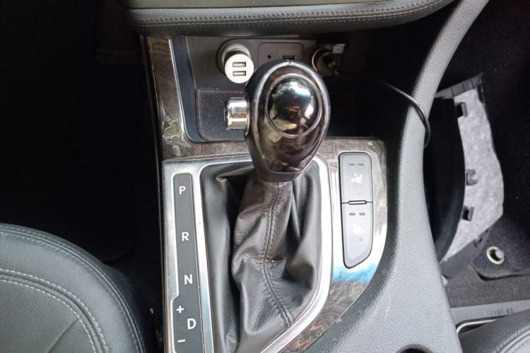 Used Kia K5 2011 2.0L Automatic DLX Gear Lever