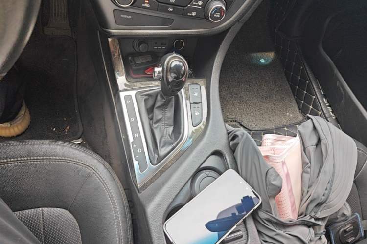 Used Kia K5 2011 2.0L Automatic DLX Gear Lever