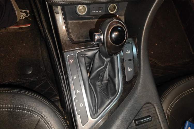 Used Kia K5 2011 2.0L Automatic DLX Gear Lever
