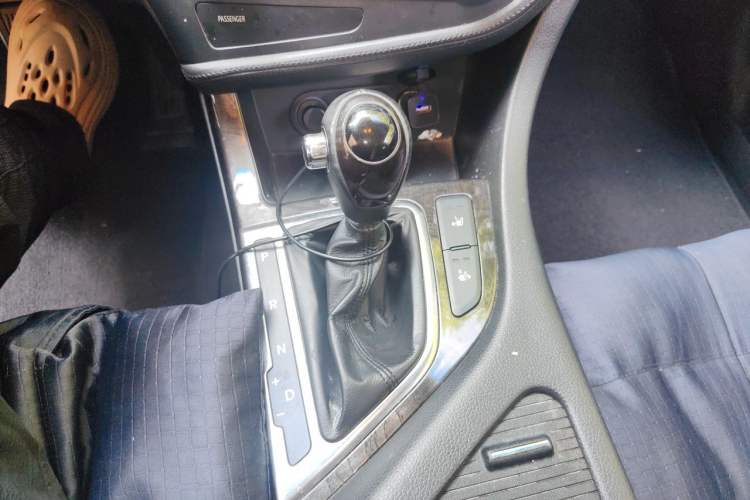 Used Kia K5 2011 2.0L Automatic DLX Gear Lever