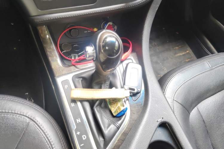 Used Kia K5 2011 2.0L Automatic DLX Gear Lever