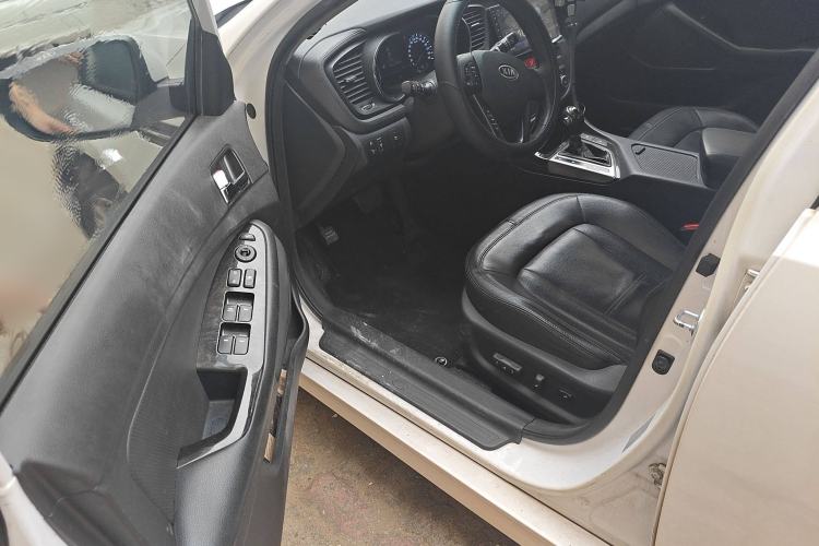 Used Kia K5 2011 2.0L Automatic GLS Interior 3