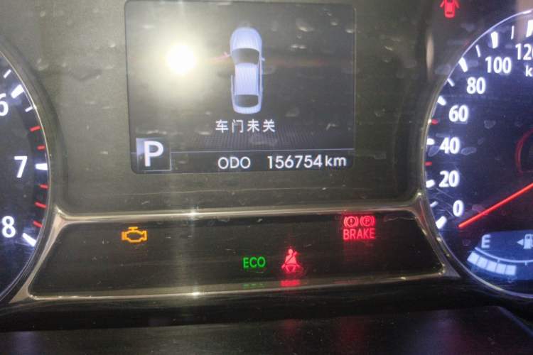 Used Kia K5 2011 2.0L Automatic GLS Odometer Close Up