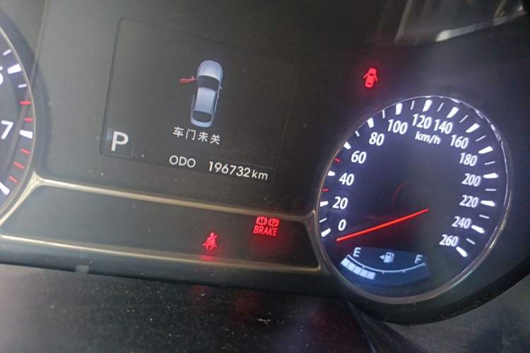 Used Kia K5 2011 2.0L Automatic Premium Odometer Close Up