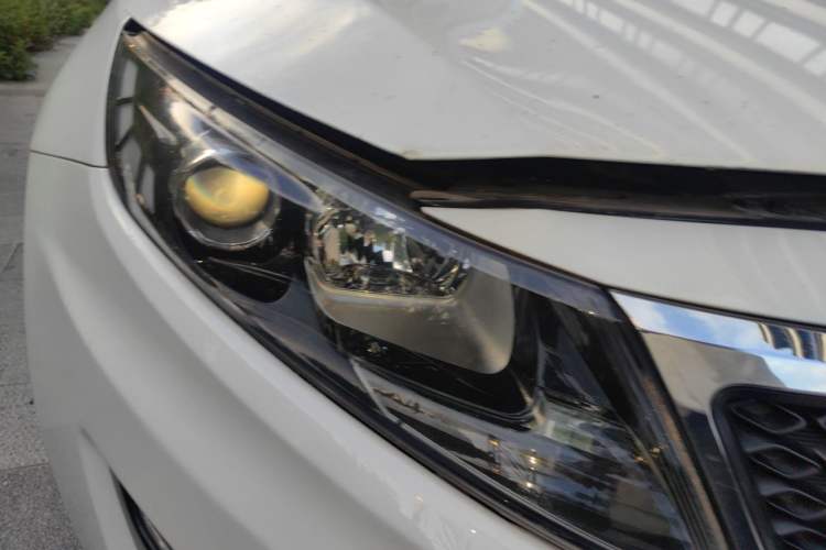 Used Kia K5 2011 2.0L Automatic DLX Right Front Headlight